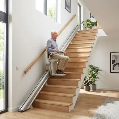 Treppenlift fährt an einer geraden, hellen Treppe hinauf