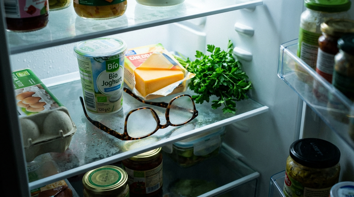 Verlegte Brille liegt ungewöhnlicherweise im Kühlschrank neben Lebensmitteln