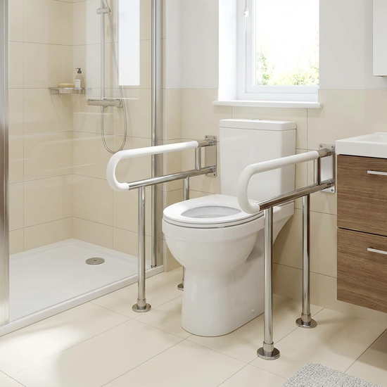 Erhöhte Toilette mit stabilen Haltegriffen an beiden Seiten in einem sauberen Bad