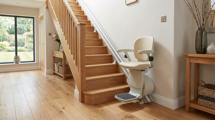 Sicherer und eleganter Treppenlift an einer geraden Holztreppe im Einfamilienhaus