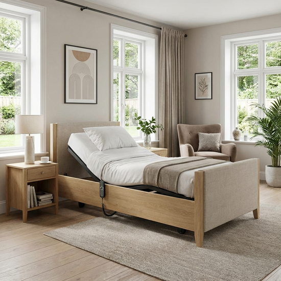 Modernes, elektrisch verstellbares Pflegebett in wohnlicher Umgebung