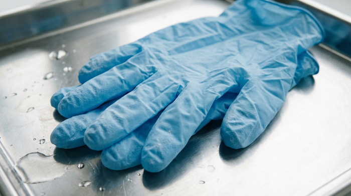 Nahaufnahme von hellblauen Einmalhandschuhen auf einer sauberen Ablage