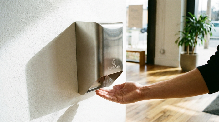 Spender für Händedesinfektionsmittel an einer hellen Wand