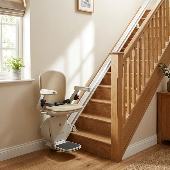 Sicherer Treppenlift an einer geraden Holztreppe im Einfamilienhaus