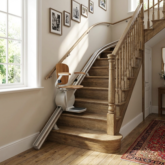 Elektrischer Treppenlift an einer geschwungenen Holztreppe in einem gepflegten Einfamilienhaus
