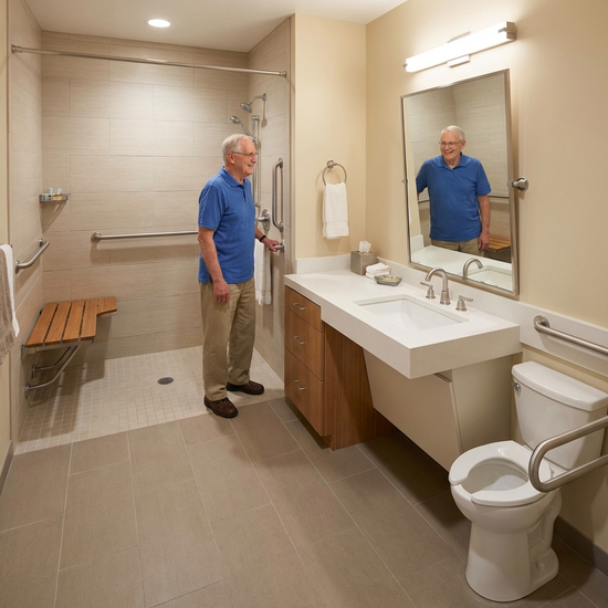 Seniorengerechtes, barrierefreies Badezimmer mit Haltegriffen und Duschsitz