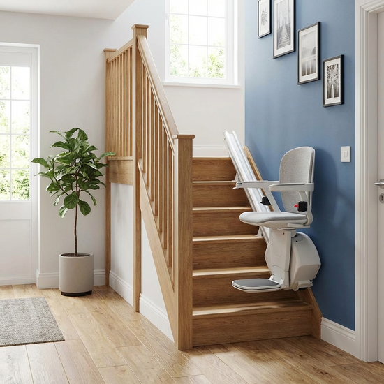 Gerader Treppenlift auf einer kurzen, geraden Treppe im Innenbereich.