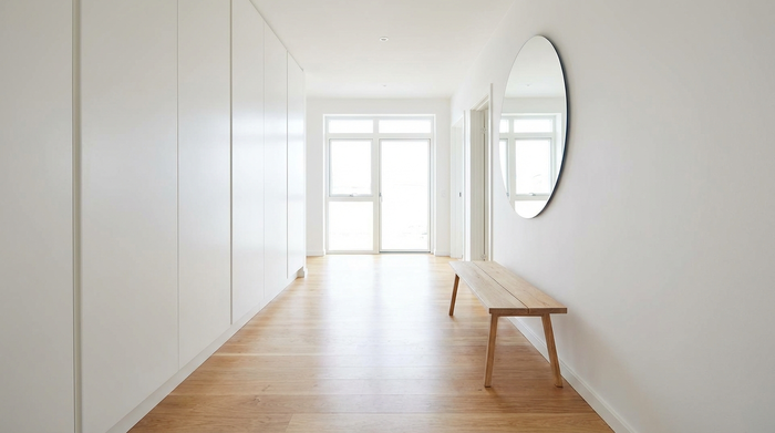 Heller, aufgeräumter Flur ohne Stolperfallen