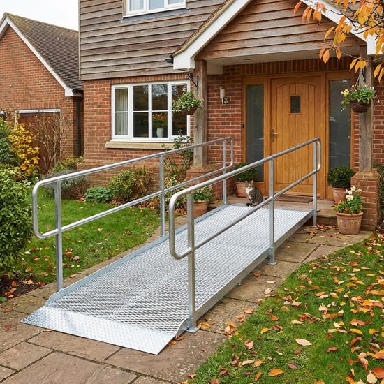 Breite, flache Rampe aus Metall an der Haustür eines Einfamilienhauses