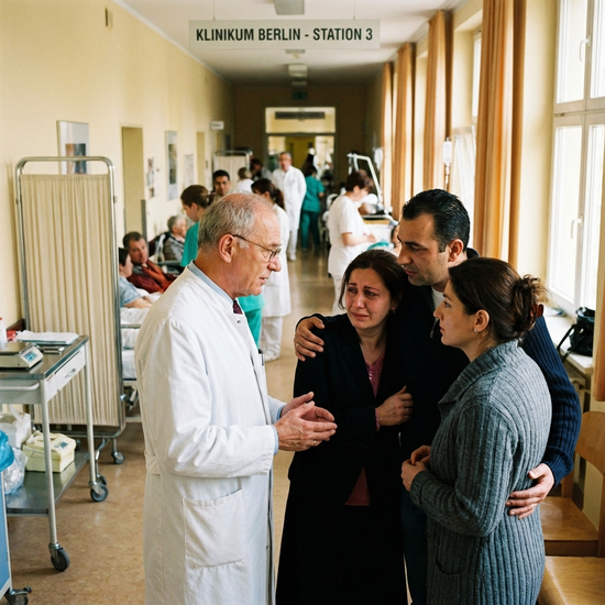 Arzt im Gespräch mit Angehörigen auf dem Krankenhausflur