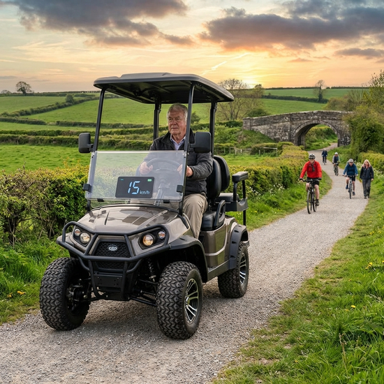 Großes 15 km/h Elektromobil auf einem ländlichen Radweg