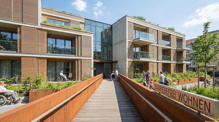 Modernes, barrierefreies Mehrfamilienhaus mit Rampe im Eingangsbereich