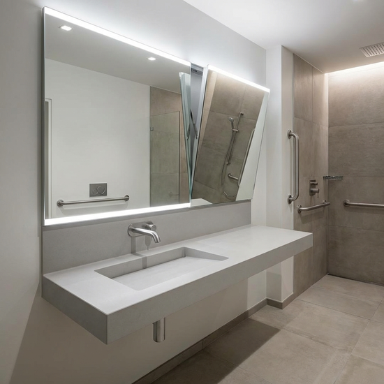 Flacher, unterfahrbarer Waschtisch mit Sensorarmatur und großem Spiegel