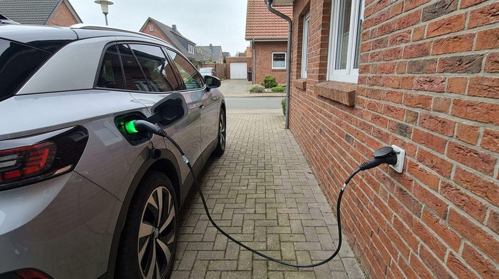 Elektromobil ist über ein Ladekabel an eine haushaltsübliche Steckdose angeschlossen