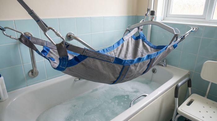 Stabiles Tuch eines Gurtlifts gespannt über eine Badewanne