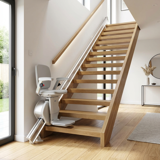 Moderner Treppenlift an einer geraden Holztreppe