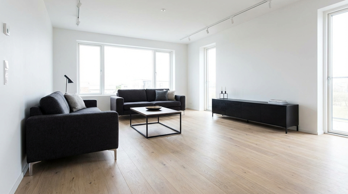 Helles, aufgeräumtes Wohnzimmer mit klaren Kontrasten zwischen Möbeln und Fußboden, ohne Stolperfallen