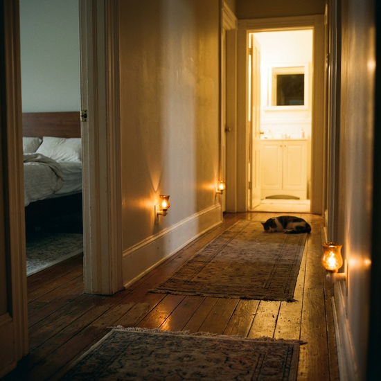 Sanftes Nachtlicht beleuchtet den Flurweg vom Schlafzimmer zum Badezimmer