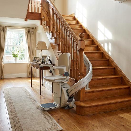 Treppenlift an einer geraden Holztreppe in einem gepflegten Einfamilienhaus