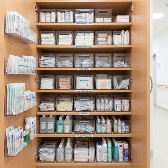 Übersichtlich sortierte Pflegematerialien im Schrank