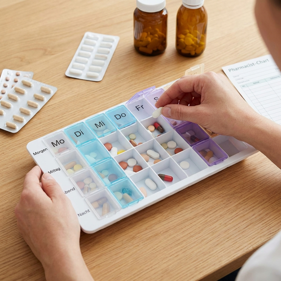 Sorgfältige Vorbereitung von Medikamenten in einer übersichtlichen Dosierbox
