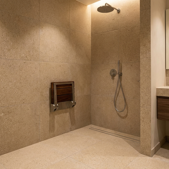 Bodengleiche Dusche mit rutschfesten Fliesen und klappbarem Duschsitz