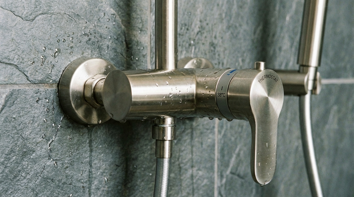 Detailansicht einer Duscharmatur mit Thermostat und großem Hebel