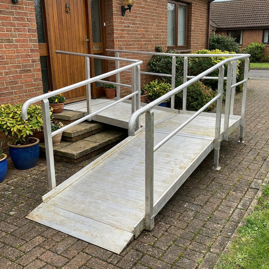 Stabile Rampe aus Aluminium vor einer Haustür, die Barrierefreiheit schafft