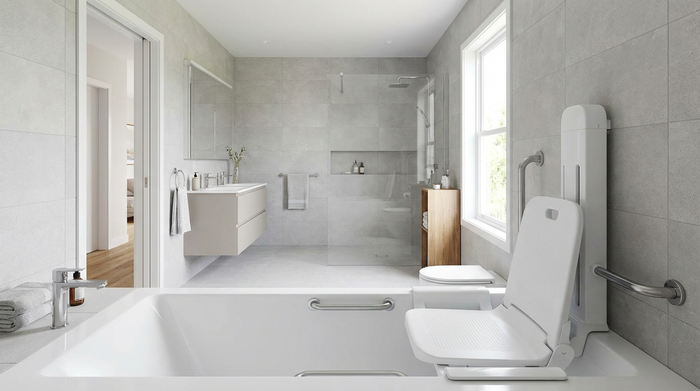 Modernes, barrierefreies Badezimmer mit einem hellen, rutschfesten Badewannenlift, der fest in einer weißen Badewanne positioniert ist