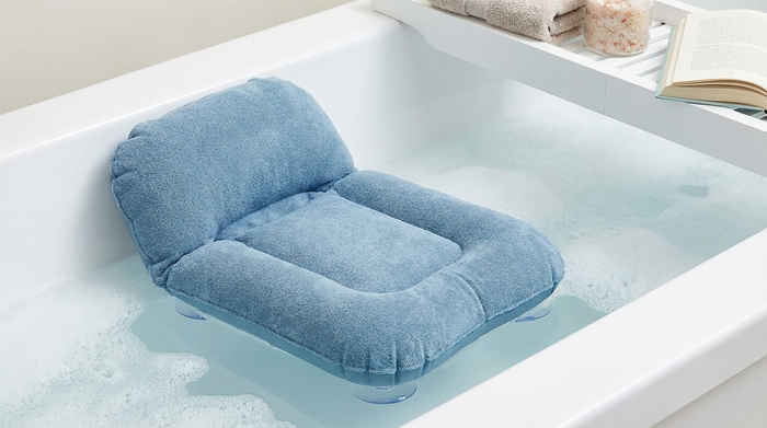 Aufblasbares Badekissen, das komfortabel auf dem Grund einer Badewanne liegt