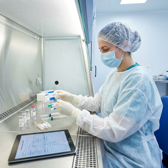 Pflegekraft bereitet Medikamente an einem sterilen Arbeitsplatz vor