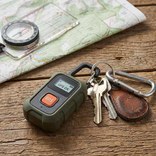 Kompakter mobiler Notrufsender mit GPS-Funktion an einem Schlüsselbund.