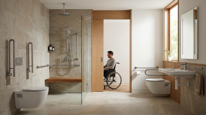 Modernes, barrierefreies Badezimmer mit Haltegriffen und ebenerdiger Dusche