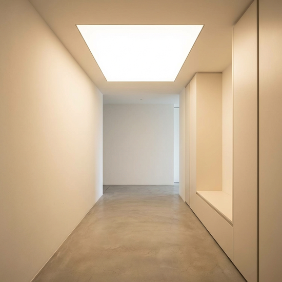 Helle, blendfreie Beleuchtung in einem aufgeräumten Flur ohne Stolperfallen