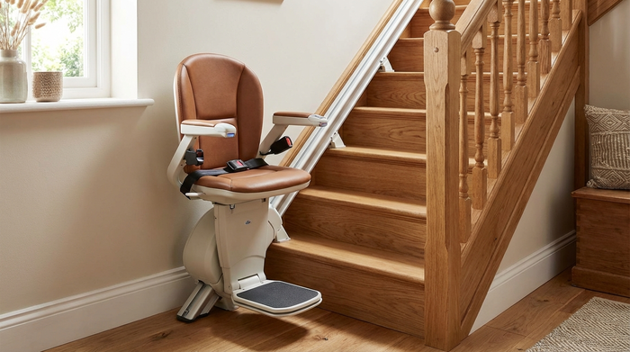Sicherer und komfortabler Treppenlift an einer geraden Holztreppe.