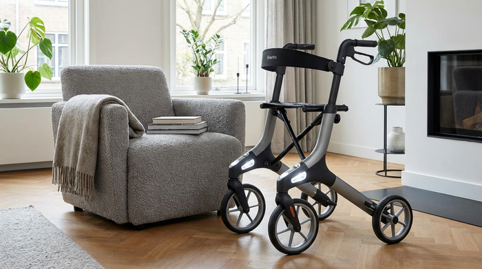 Sicherer, moderner Rollator steht griffbereit neben einem bequemen Sessel im Wohnzimmer