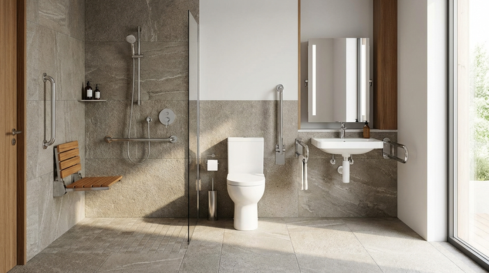 Modernes, barrierefreies Badezimmer mit rutschfesten Fliesen, Haltegriffen an der Wand und einem Duschsitz