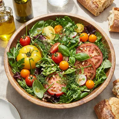 Frischer Salat mit Tomaten und Kräutern