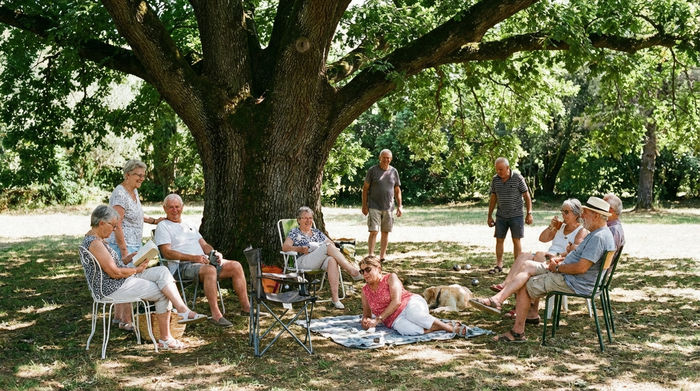 Senioren im Schatten unter einem Baum im Sommer