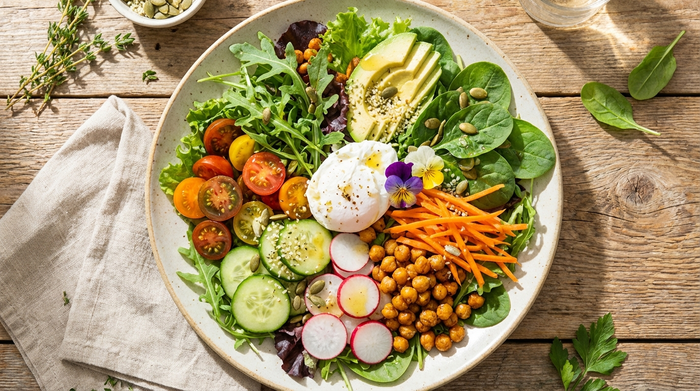 Ein Teller mit frischem, gesundem Salat und Gemüse