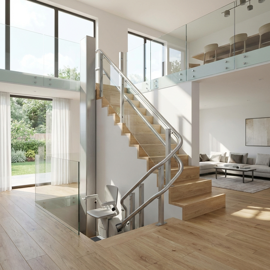 Moderner Treppenlift in einem Einfamilienhaus