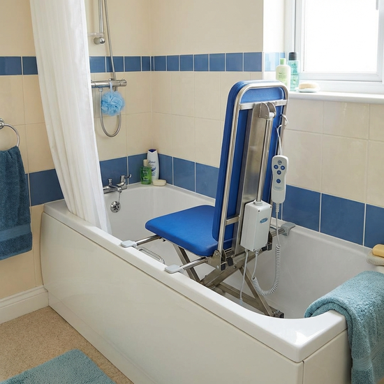 Elektrischer Badewannenlift in einer Standard-Badewanne