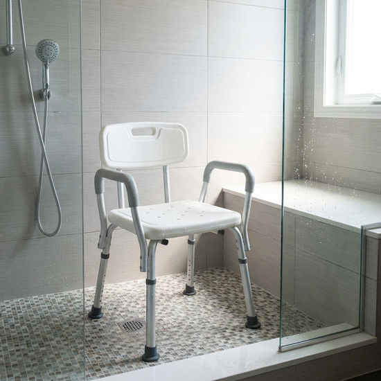 Stabiler Duschstuhl mit Armlehnen und Rückenlehne in einer Duschkabine