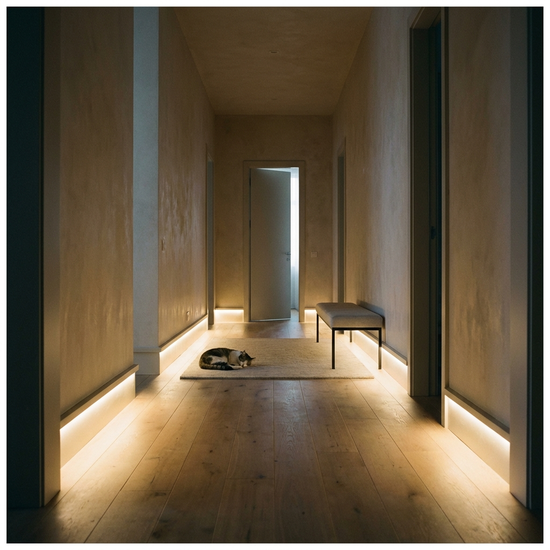 Sanfte Sockelbeleuchtung erhellt nachts den Flur