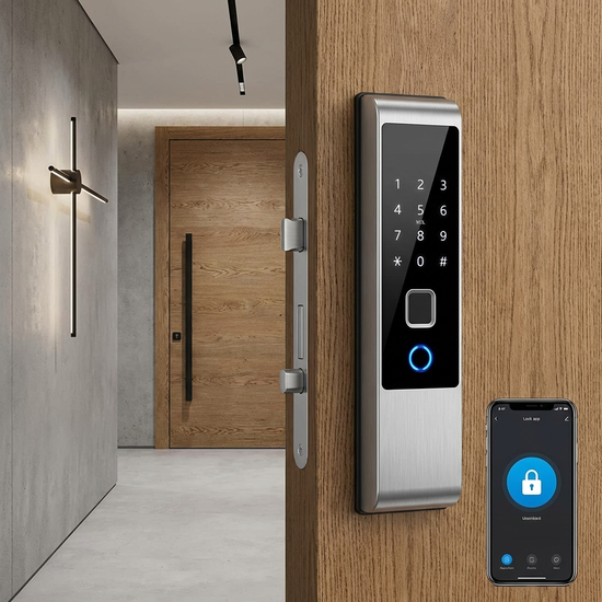 Modernes elektronisches Türschloss an einer Wohnungstür