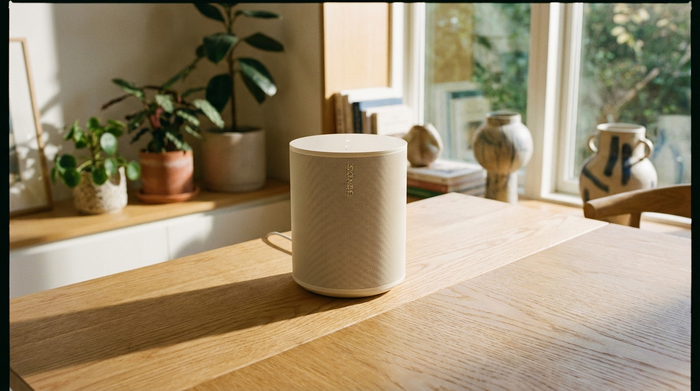 Smarter Lautsprecher steht auf einem hellen Holztisch