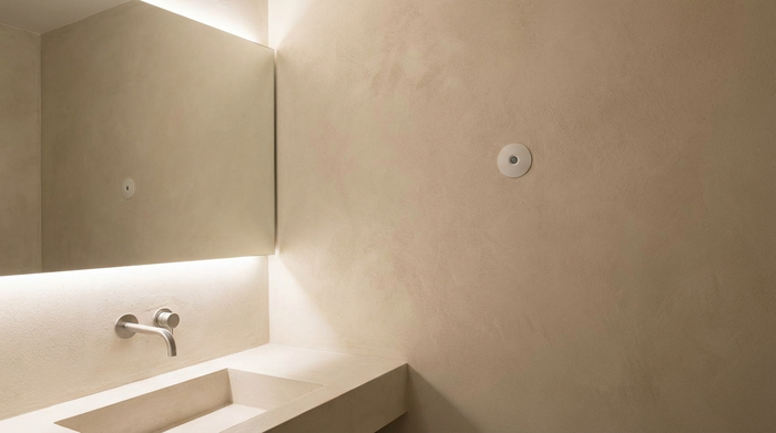 Dezenter optischer Sensor an einer Badezimmerwand