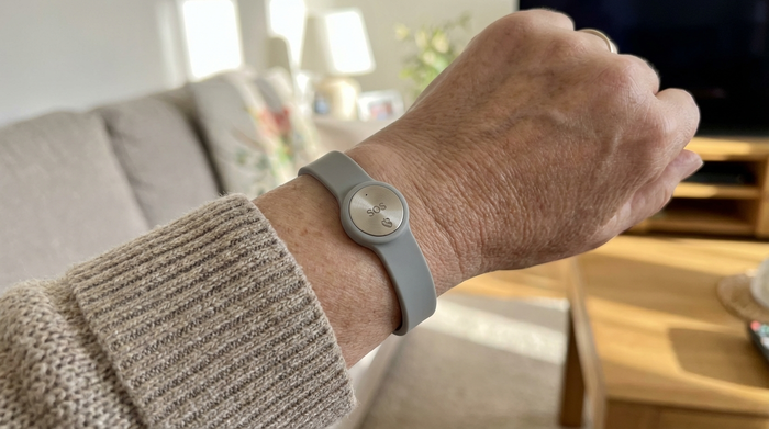 Dezentes, leichtes Hausnotruf-Armband am Handgelenk