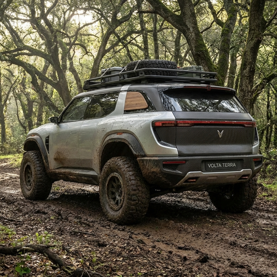 Leistungsstarkes Premium-Elektromobil mit großen Reifen auf einem Waldweg