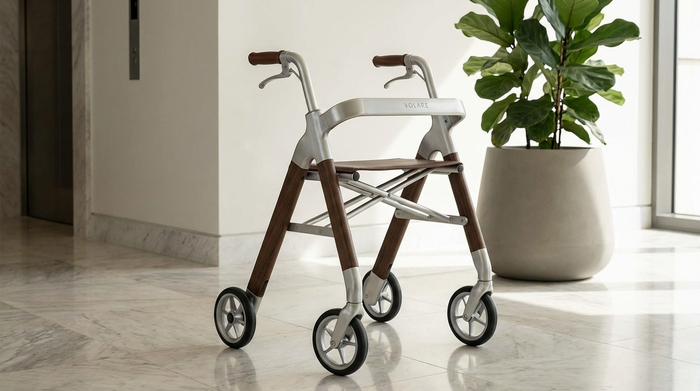 Elegant designter Rollator steht sicher zusammengeklappt auf vier Rädern